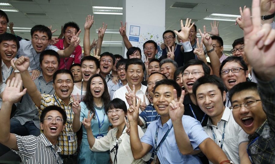 2013年8月29日，習近平總書記在東軟集團（大連）有限公司同年輕員工親切合影。新華社記者 鞠鵬 攝