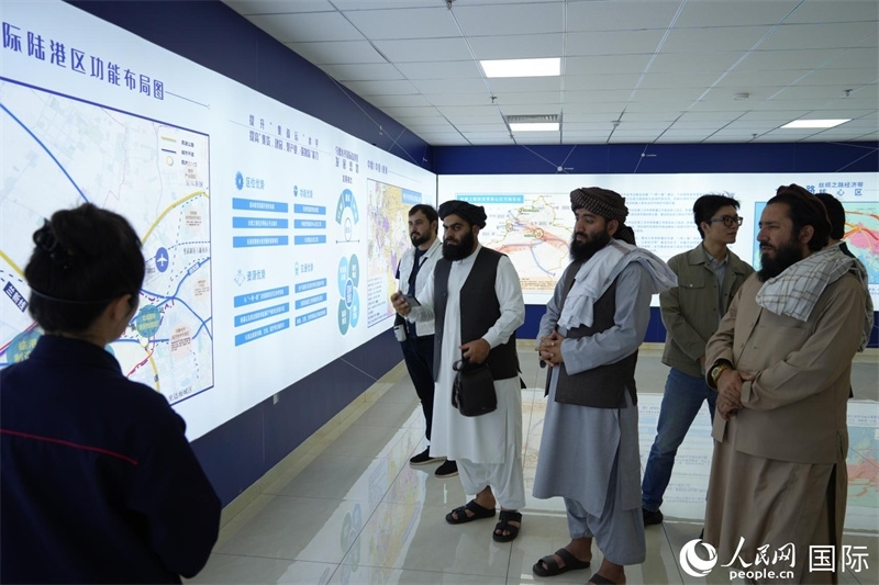 代表團(tuán)在烏魯木齊國際陸港區(qū)參觀。人民網(wǎng)記者 章凱風(fēng)攝