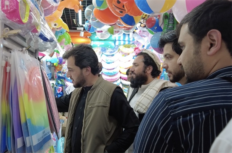 代表團(tuán)在義烏國際商貿(mào)城參觀。CGTN記者 楊剛攝