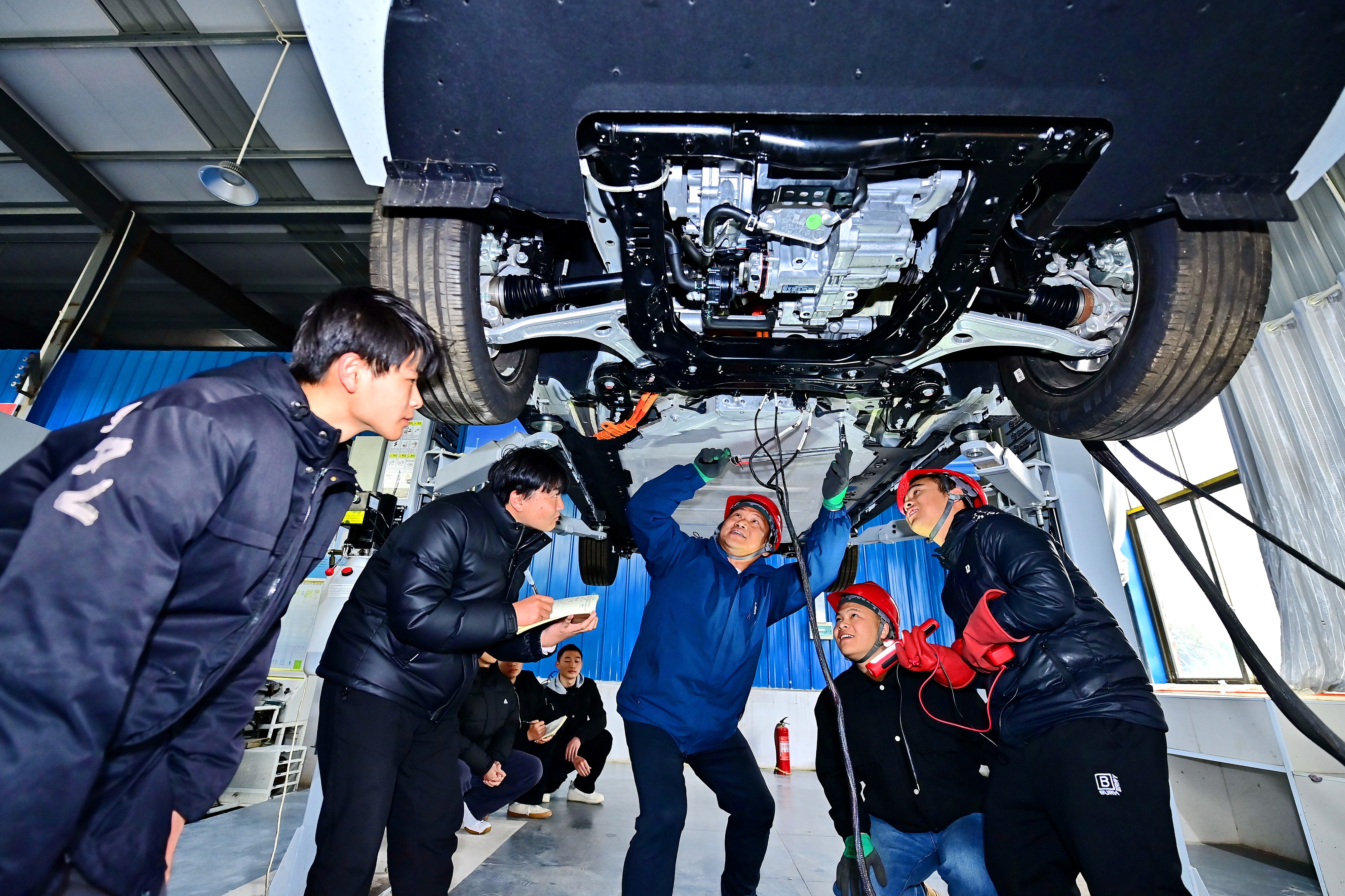 2025年2月，江西省宜春市，豐城市的一所技工學(xué)校實訓(xùn)基地內(nèi)，新能源汽車運維專業(yè)學(xué)生在老師的指導(dǎo)下學(xué)習(xí)新能源汽車電池包檢修技術(shù)。