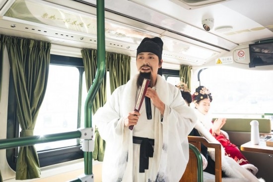 身著古裝的“伴游”在“長安尋夢”主題觀光車上為游客講解。（受訪者供圖）