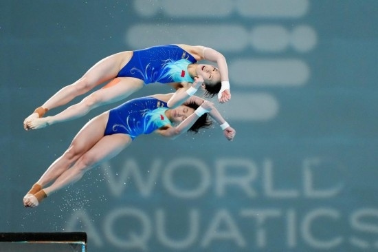 5月2日，陳芋汐（上）/全紅嬋在比賽中。新華社記者 鞠煥宗 攝