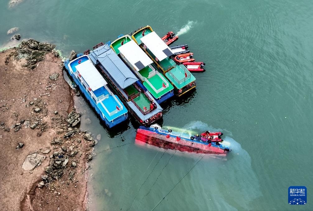 5月5日，救援人員在對(duì)傾覆船只進(jìn)行搜救（無(wú)人機(jī)照片）。新華社記者 劉續(xù) 攝