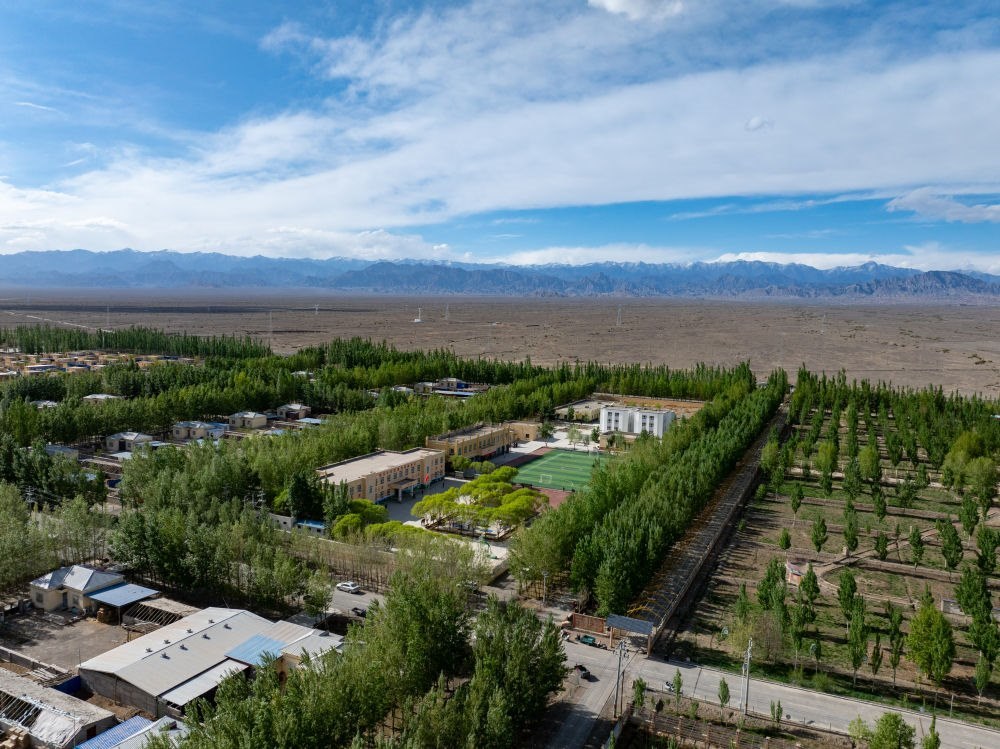 這是4月23日在新疆克州阿圖什市哈拉峻鄉(xiāng)拍攝的謝依特小學(xué)（無人機照片）。