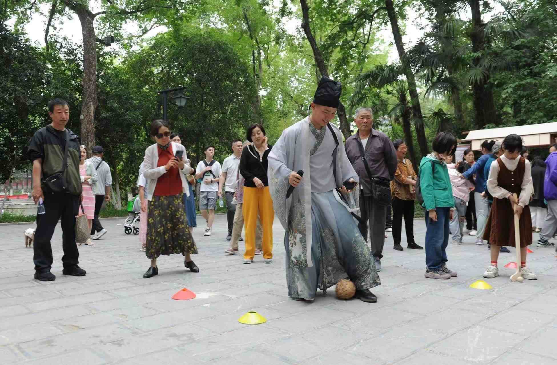 2025年5月3日，安徽省合肥市包公園景區(qū)，游客正在參與“蹴鞠”體育活動。（圖片來源：視覺中國）