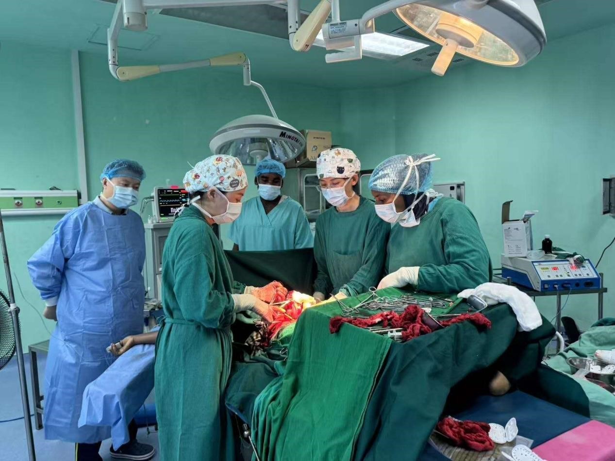 中國(guó)醫(yī)療隊(duì)專(zhuān)家與當(dāng)?shù)蒯t(yī)生協(xié)同手術(shù)。中國(guó)援桑醫(yī)療隊(duì)供圖