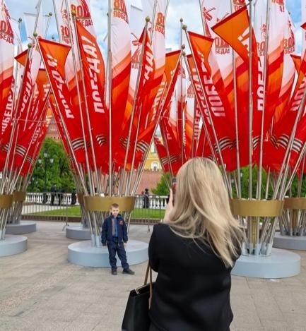 當?shù)貢r間5月7日下午，莫斯科紅場外，紀念蘇聯(lián)偉大衛(wèi)國戰(zhàn)爭勝利80周年慶典旗幟飄揚。