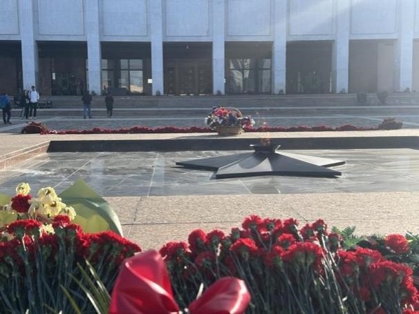 當?shù)貢r間5月6日下午，莫斯科勝利廣場上的長明火兩旁放滿鮮花。