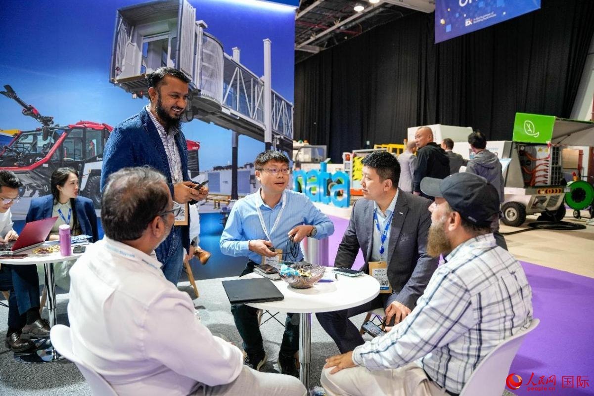 中外商家在交流。人民網(wǎng)塔里克·易卜拉欣攝