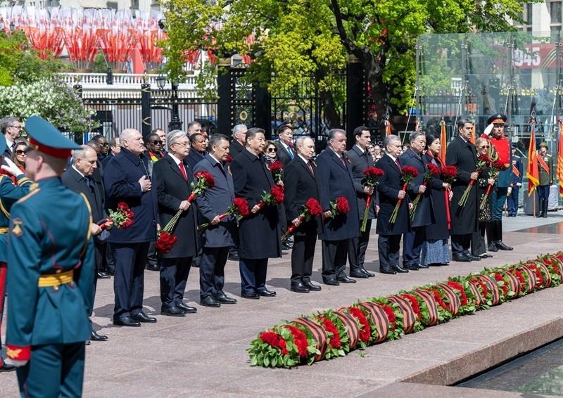 △當(dāng)?shù)貢r間5月9日，紀(jì)念蘇聯(lián)偉大衛(wèi)國戰(zhàn)爭勝利80周年慶典結(jié)束后，習(xí)近平主席同其他國家領(lǐng)導(dǎo)人一起從紅場來到亞歷山大花園，向無名烈士墓獻(xiàn)花，并肅立默哀。