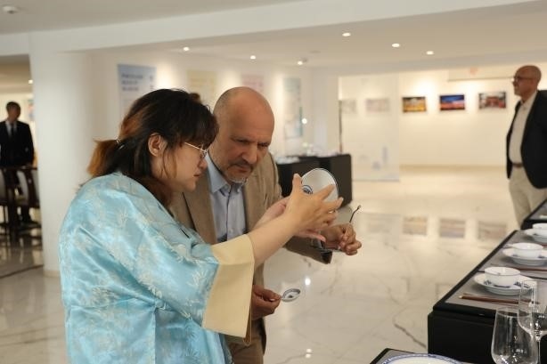 摩洛哥民眾在觀察中國(guó)瓷器。拉巴特中國(guó)文化中心供圖