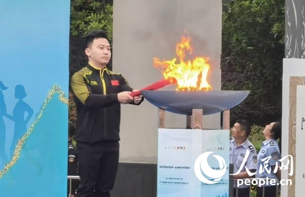 在活動開幕式上，馮喆點燃火炬。人民網(wǎng)記者 楊磊攝