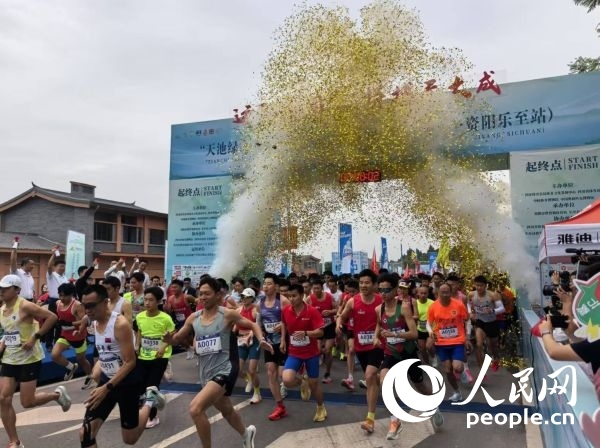 全民健身跑參賽選手沖出起點。人民網(wǎng)記者 楊磊攝