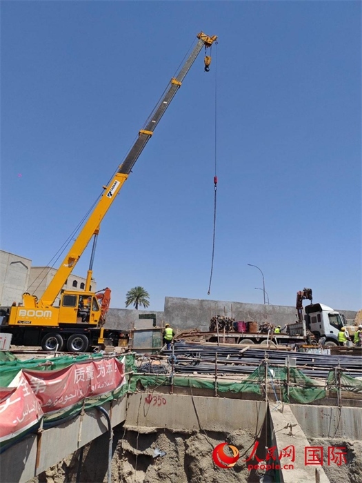 工人在進(jìn)行五號隧道施工。人民網(wǎng)記者管克江攝