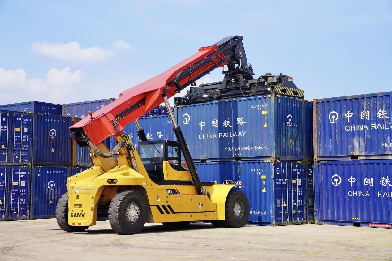 在中老鐵路萬象南鐵路貨運口岸站，起重機正在吊裝集裝箱。劉瑩嘉攝