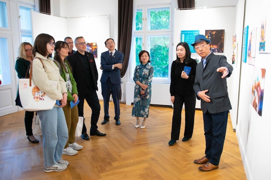 藝術(shù)家李守白現(xiàn)場(chǎng)導(dǎo)覽。圖片由布達(dá)佩斯中國文化中心供圖