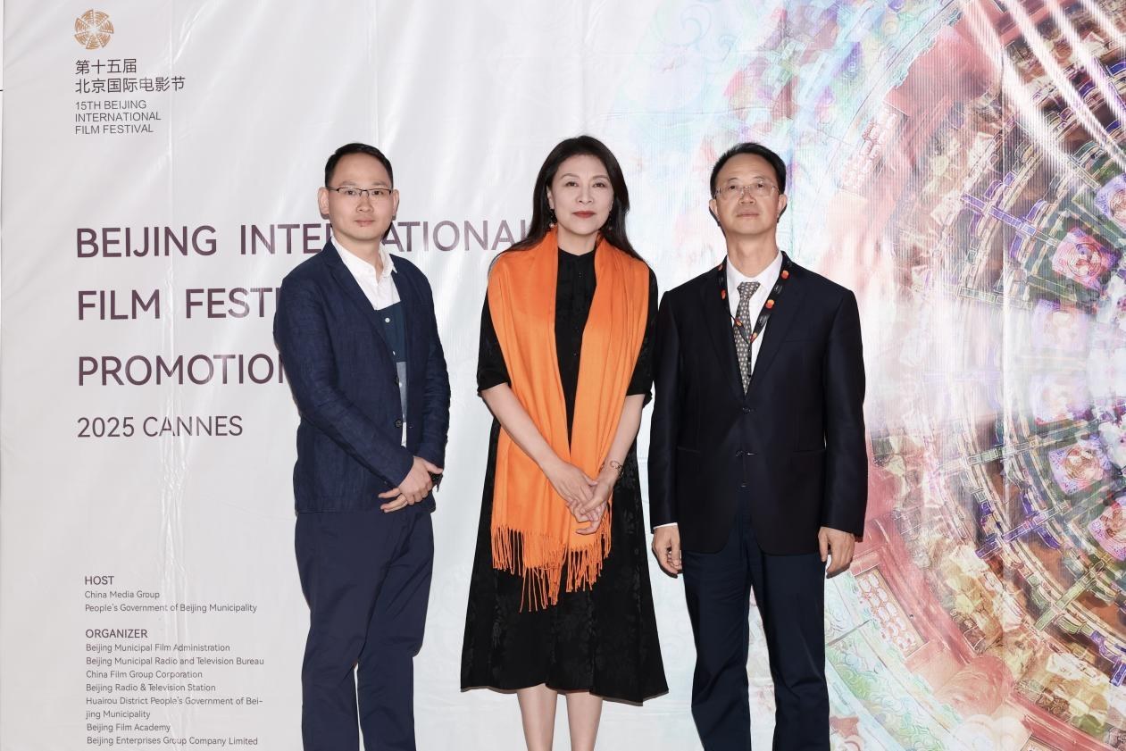 余俊生（右一）與《走走停?！穼?dǎo)演龍飛（左一）、演員岳紅（左二）合影。主辦方供圖