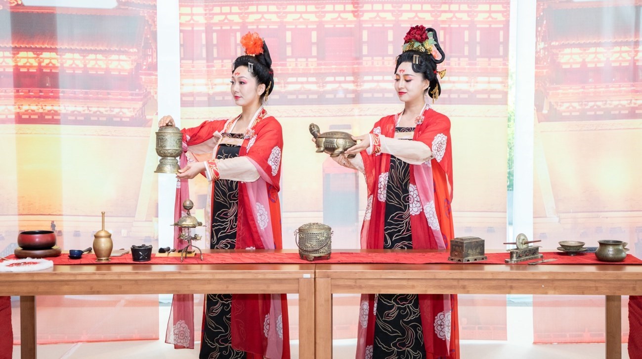 法門寺地宮出土文物一比一復(fù)刻的宮廷茶器。中國(guó)駐大阪旅游辦事處供圖