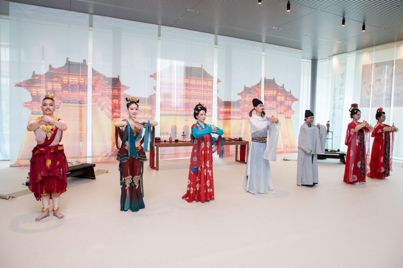 眾人行唐代插手禮。中國(guó)駐大阪旅游辦事處供圖