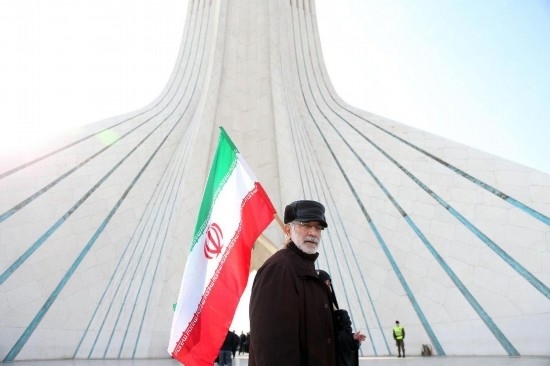 2月10日，在伊朗首都德黑蘭阿扎迪廣場(chǎng)，民眾參加紀(jì)念伊朗伊斯蘭革命勝利46周年集會(huì)。新華社記者沙達(dá)提攝