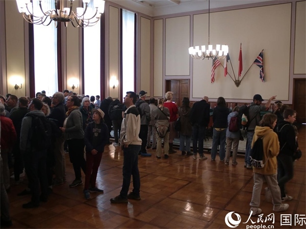 圖為觀眾們在卡爾霍斯特紀念館內參觀。人民網 肖晶攝