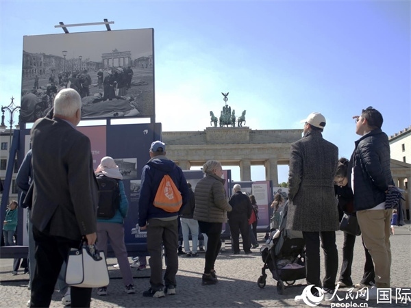 圖為勃蘭登堡門前，市民們在參觀歷史圖片展。人民網 肖晶攝