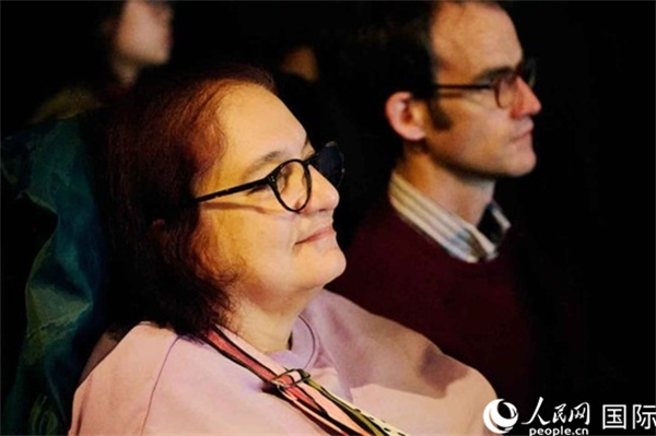 英國(guó)觀眾觀看巡展影片。楊浩鵬攝