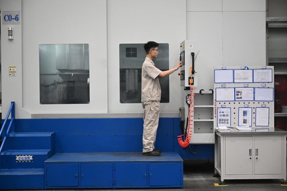 近日，工人在洛陽軸承集團(tuán)股份有限公司的智能生產(chǎn)線上作業(yè)。新華社記者 李嘉南 攝