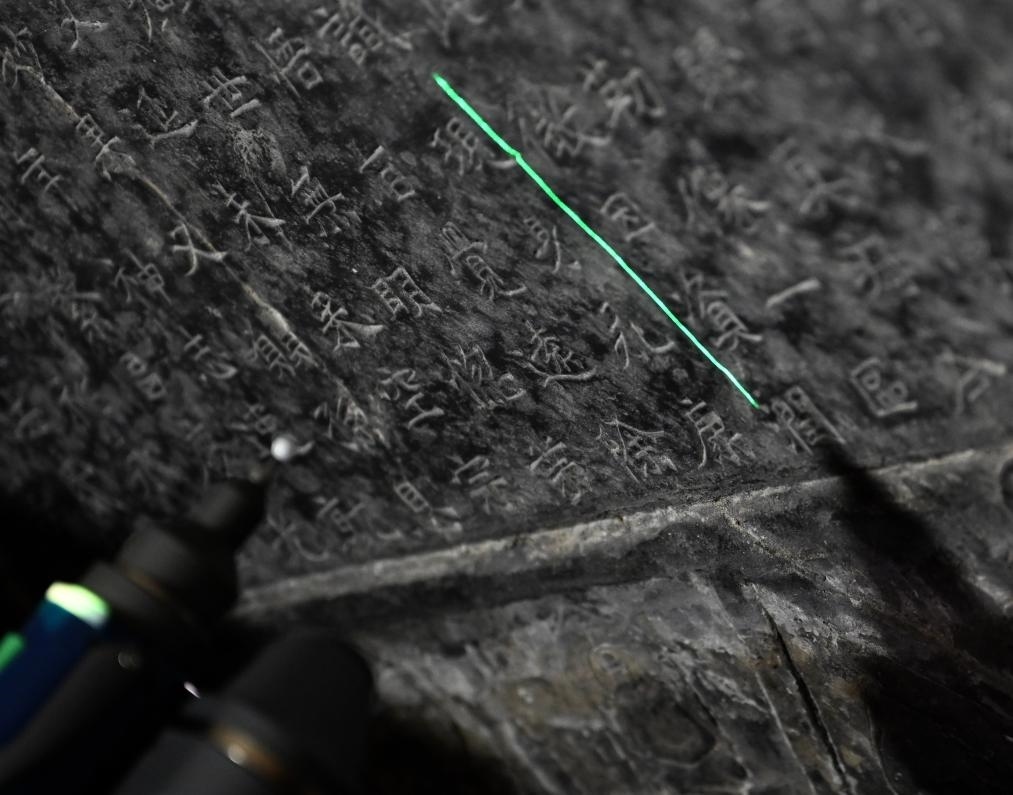 2025年4月9日，龍門石窟研究院工作人員在古陽(yáng)洞使用關(guān)節(jié)臂掃描儀對(duì)《龍門二十品》之一進(jìn)行數(shù)字化掃描。新華社記者 李嘉南 攝