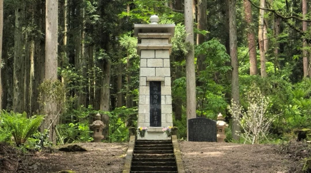 福島縣豬苗代町中國(guó)殉難勞工慰靈碑修繕完工暨植樹(shù)祭掃儀式舉行。中國(guó)駐新潟總領(lǐng)館供圖