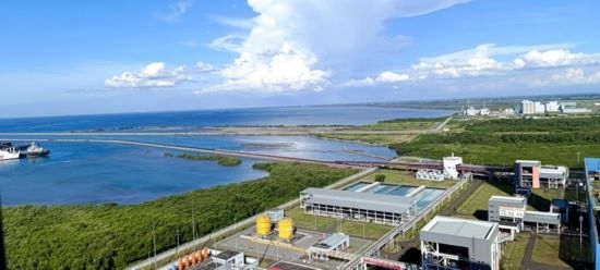 這是5月18日拍攝的紅樹林環(huán)繞的爪哇7號燃煤電站。記者 曹凱 攝