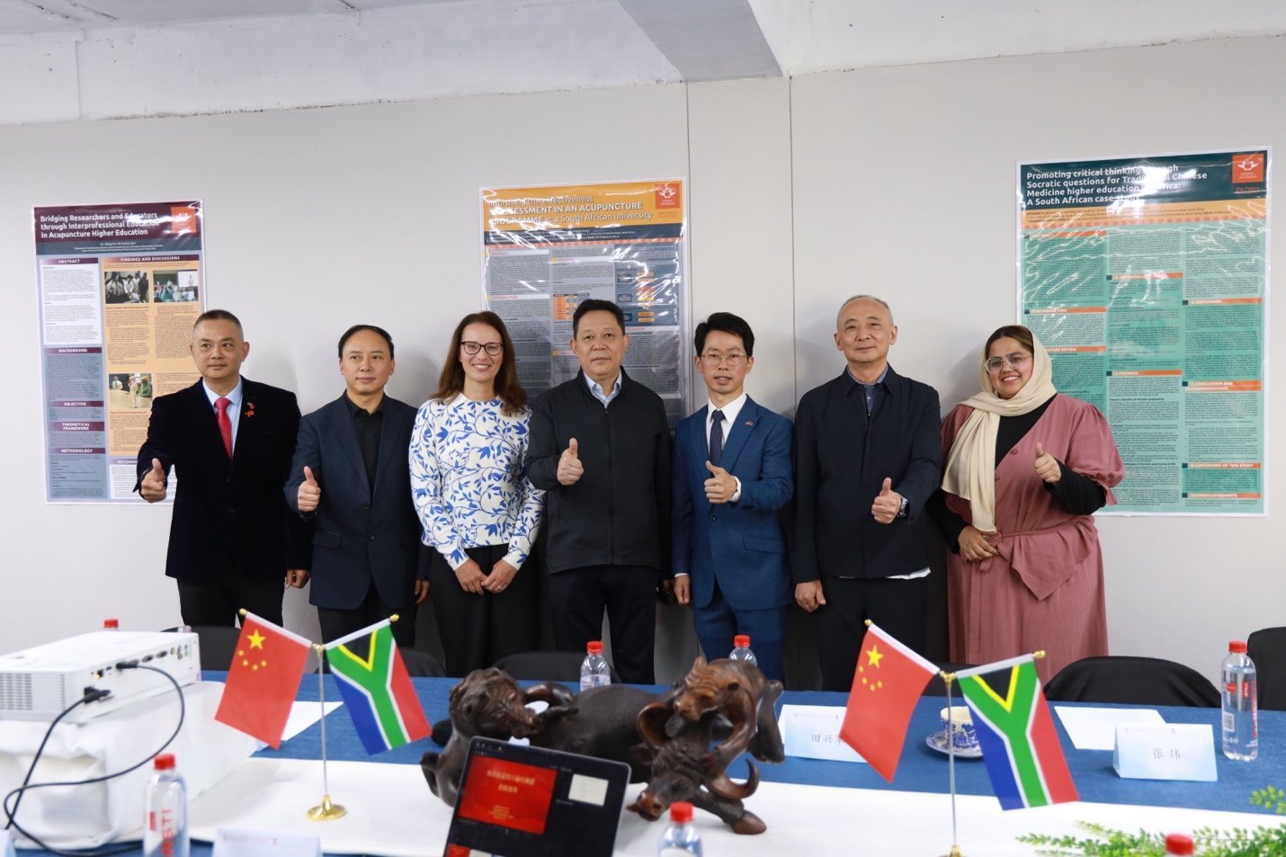 四川省副省長楊興平及代表團與《補充醫(yī)學：教育與研究》雜志社團隊合影。非洲中醫(yī)及針灸中心供圖