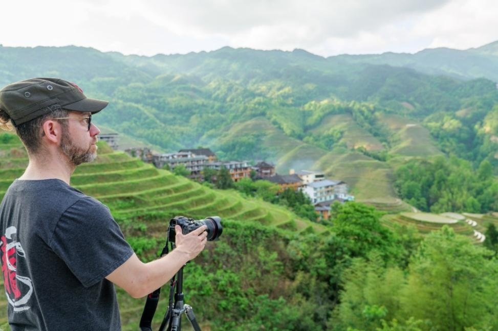 2025年年5月9日，廣西桂林，外國游客游覽龍脊梯田，在美景前駐足拍照。（圖片來源：視覺中國）
