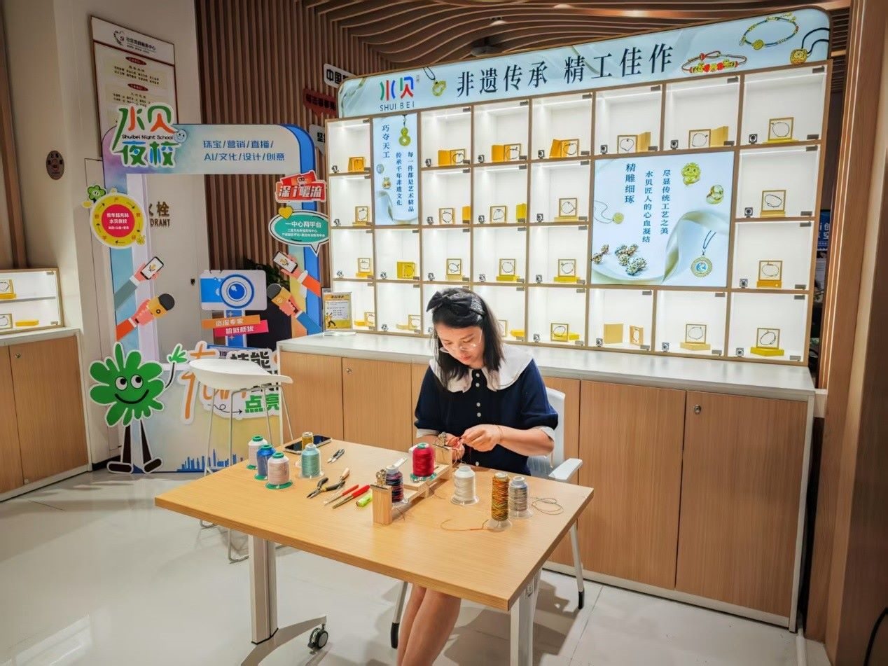 水貝夜校學(xué)員正在展示手工編繩過(guò)程。人民網(wǎng) 肖聰聰攝