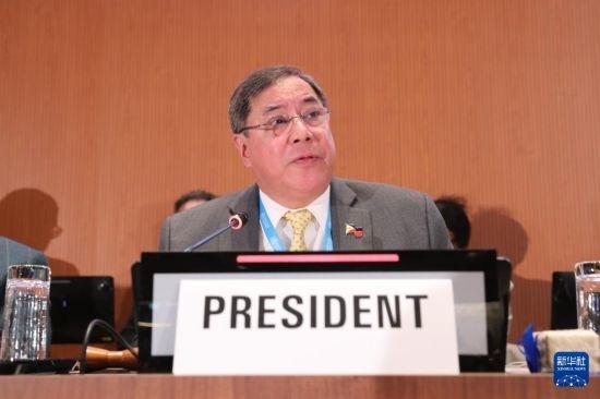 5月20日，在瑞士日內(nèi)瓦，第78屆世界衛(wèi)生大會主席赫爾博薩宣布審議通過“大流行協(xié)定”。新華社記者 杜哲宇 攝