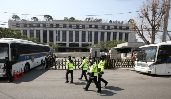 4月3日，在韓國(guó)首爾，警察在韓國(guó)憲法法院前執(zhí)勤。新華社記者姚琪琳攝