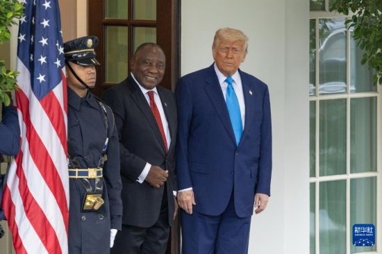 5月21日，美國總統(tǒng)特朗普（右）在華盛頓白宮迎接到訪的南非總統(tǒng)拉馬福薩（中）。新華社記者 胡友松 攝