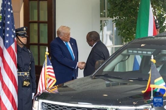 5月21日，美國總統(tǒng)特朗普（左二）在華盛頓白宮迎接到訪的南非總統(tǒng)拉馬福薩。新華社記者 胡友松 攝