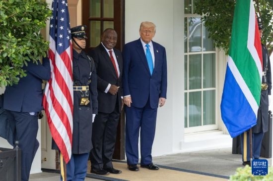 5月21日，美國總統(tǒng)特朗普（右二）在華盛頓白宮迎接到訪的南非總統(tǒng)拉馬福薩（右三）。新華社記者 胡友松 攝
