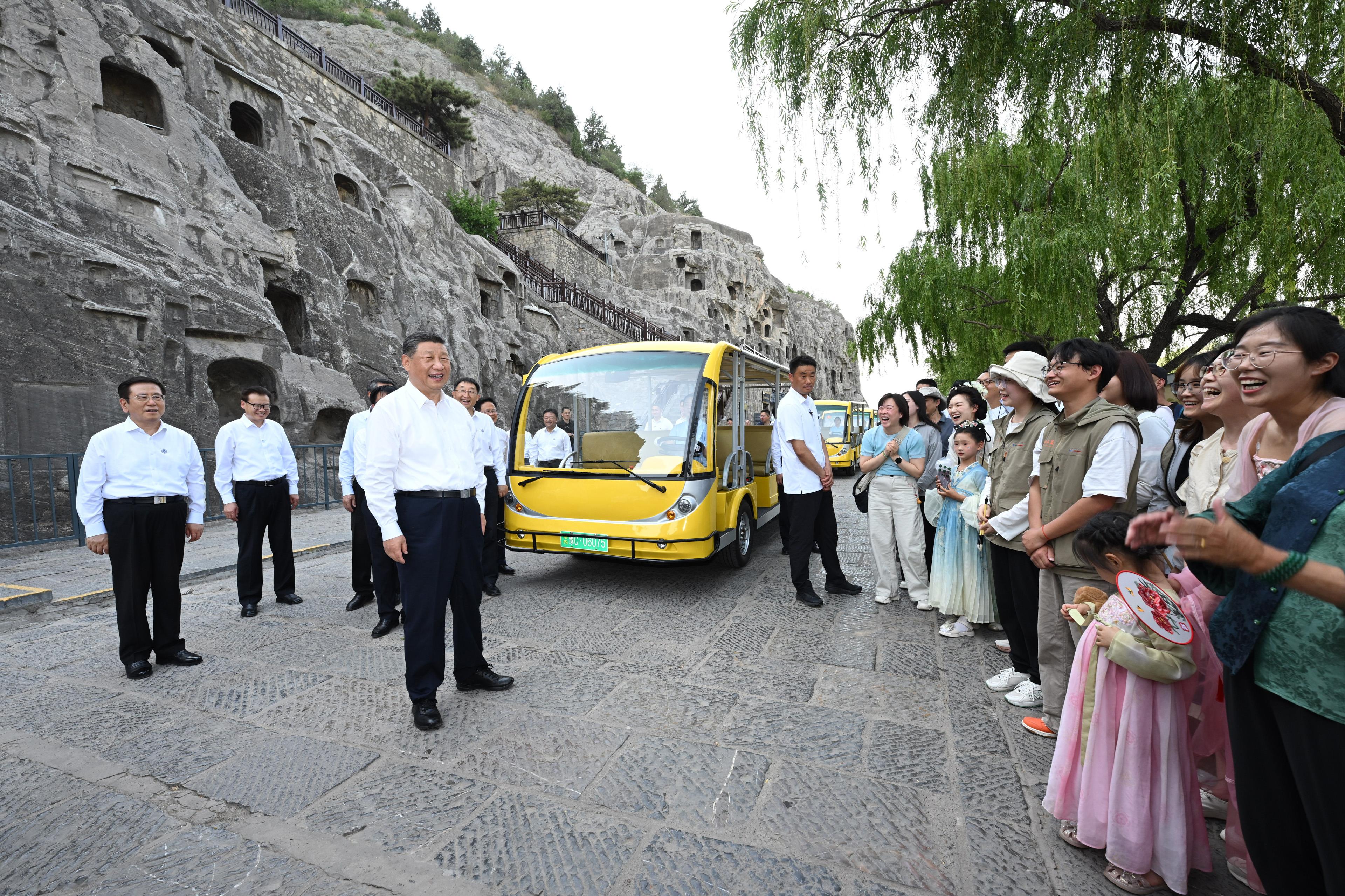 2025年5月19日，習(xí)近平總書(shū)記在洛陽(yáng)龍門(mén)石窟考察時(shí)，同游客親切交流。