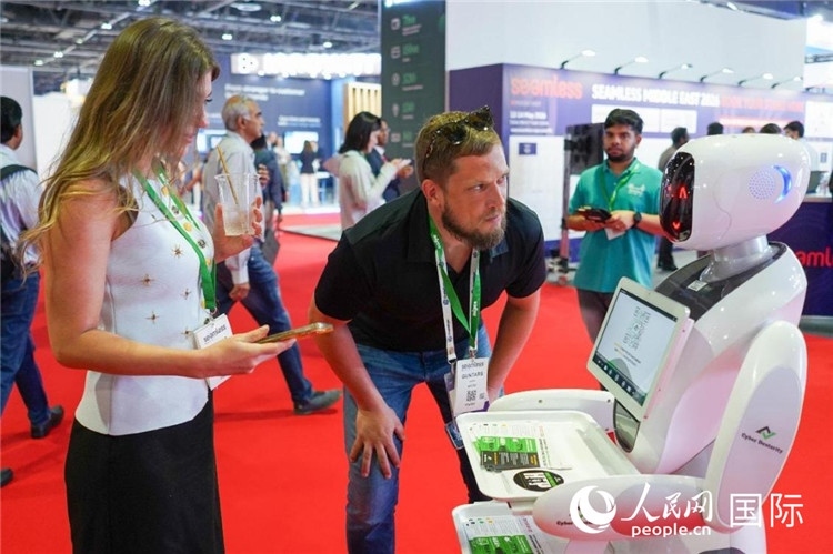 會上展示的電子支付機器人。人民網(wǎng) 塔里克·易卜拉欣攝