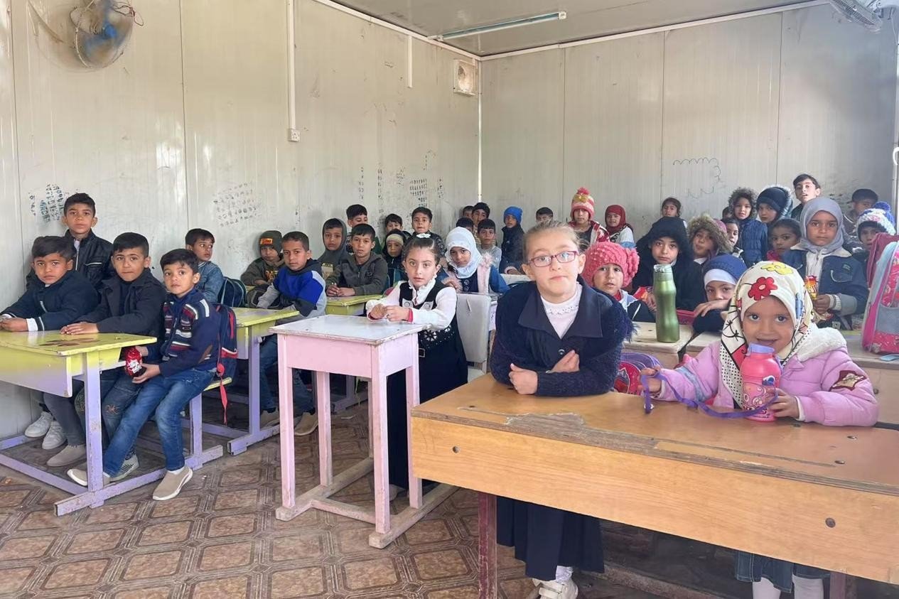 伊拉克卡爾巴拉省學(xué)生在簡(jiǎn)易板房?jī)?nèi)上課。中國(guó)電建供圖
