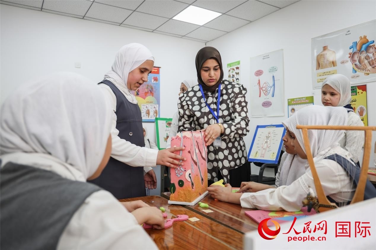 圖為阿爾·圖拉女子學(xué)校學(xué)生在上生物課。人民網(wǎng)記者 薛丹攝