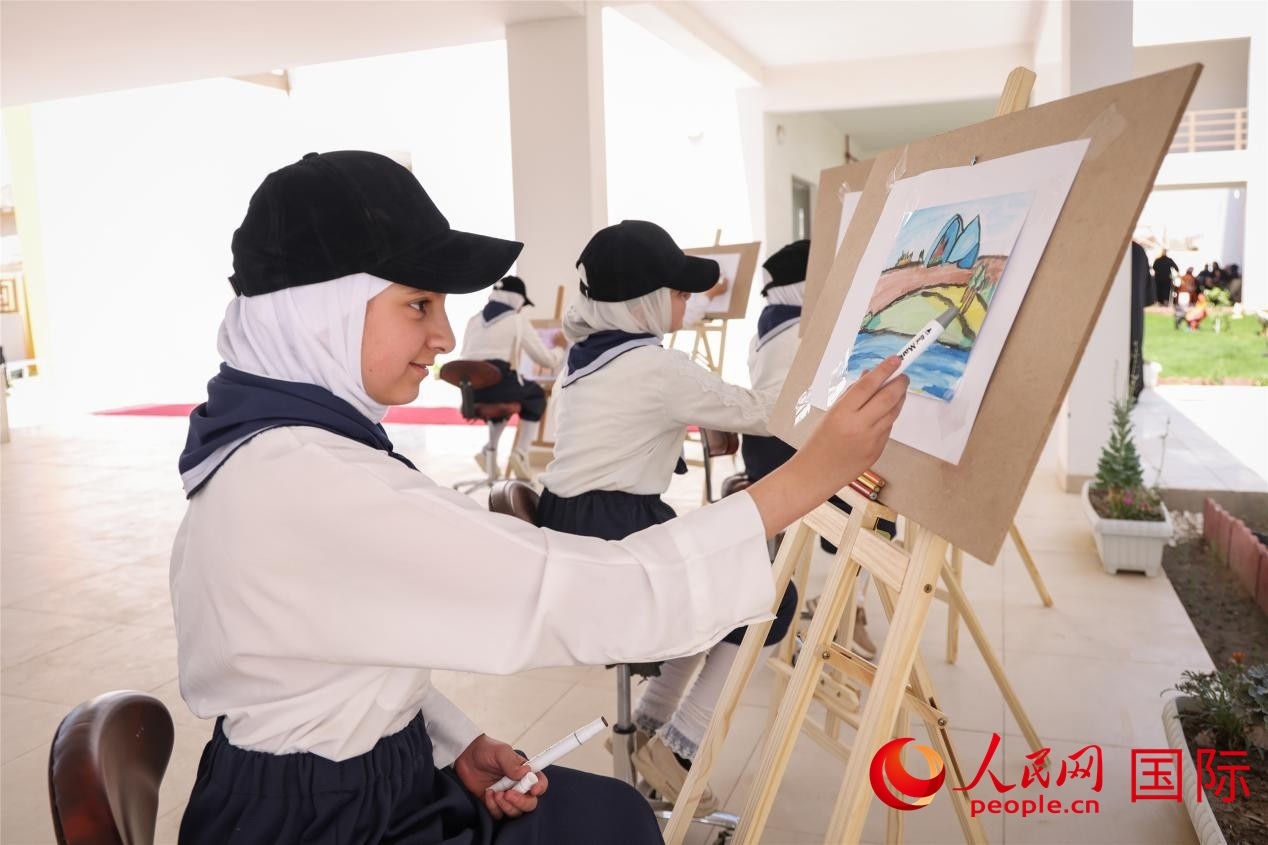 圖為阿爾·圖拉女子學(xué)校學(xué)生在上美術(shù)課。人民網(wǎng)記者 薛丹攝
