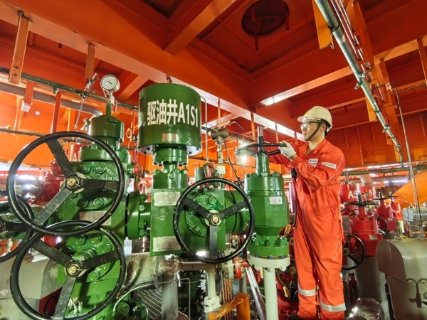 生產(chǎn)人員正在打開(kāi)二氧化碳驅(qū)油井采油樹(shù)閥門(mén)。受訪者供圖