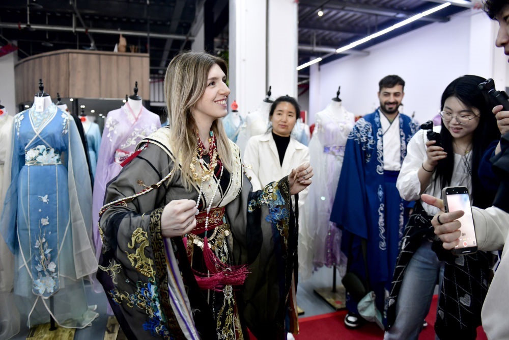 2025年4月8日，參加曹縣漢服文化節(jié)的意大利嘉賓卡米拉在試穿漢服。新華社記者郭緒雷 攝