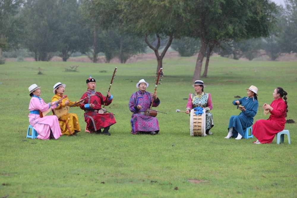 2024年7月16日，《格薩（斯）爾》史詩(shī)說唱傳承人在內(nèi)蒙古赤峰市巴林右旗戶外表演。（胡斯楞攝）