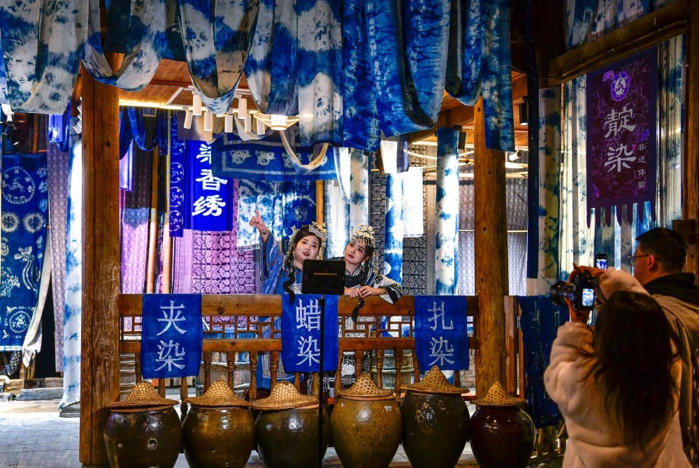 2025年3月17日，游客在貴州省黎平縣肇興侗寨里留影。新華社記者楊文斌 攝