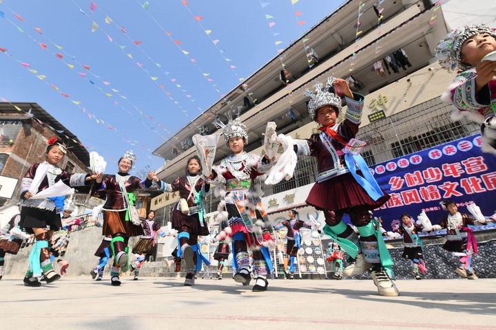 2025年3月25日，廣西柳州市融水苗族自治縣桿洞鄉(xiāng)中心小學(xué)學(xué)生在跳蘆笙踩堂舞。新華社記者 黃孝邦 攝