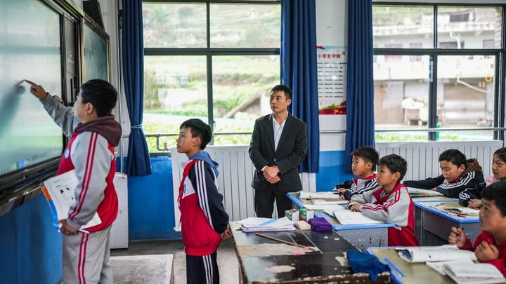 2024年11月21日，在地處烏蒙山區(qū)的貴州省六盤水市水城區(qū)亮巖小學(xué)，學(xué)生在供暖的教室內(nèi)學(xué)習(xí)。新華社記者 陶亮 攝